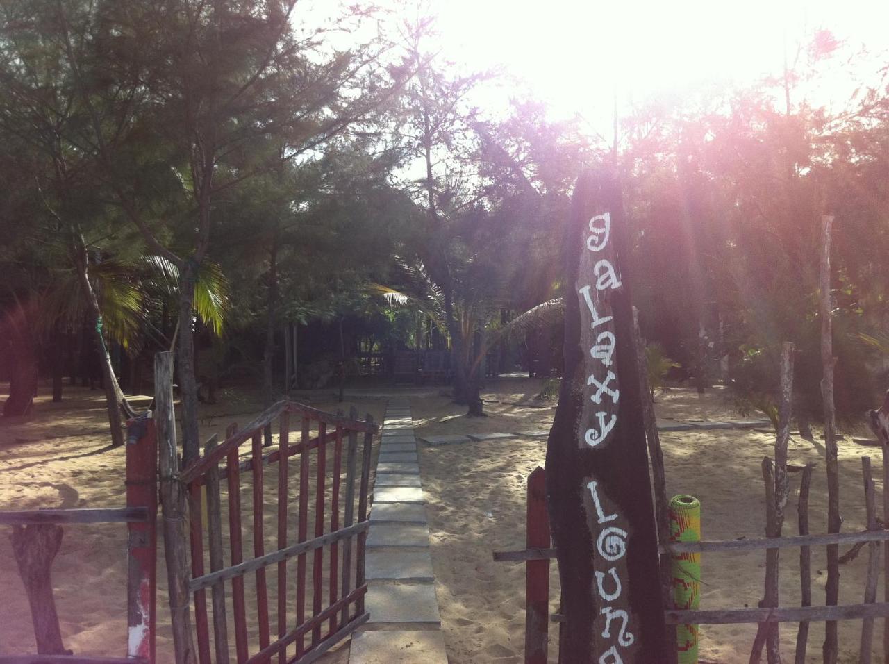 Galaxy Lounge Hotel Arugam Bay Exterior photo