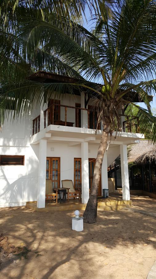 Galaxy Lounge Hotel Arugam Bay Exterior photo